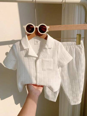 SHEIN LMoss Kids طقم ملابس للأطفال البنين بأسلوب كوري عادي بسيط من قطعتين، قميص ذو أكمام قصيرة طوق جاكار وبنطلون واسع طويل، مناسب للارتداء اليومي والإجازات والأنشطة الخارجية الصيفية