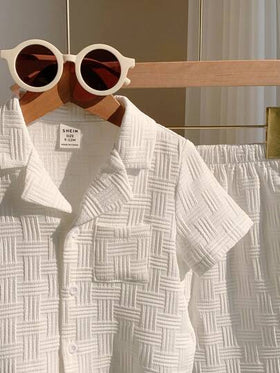 SHEIN LMoss Kids طقم ملابس للأطفال البنين بأسلوب كوري عادي بسيط من قطعتين، قميص ذو أكمام قصيرة طوق جاكار وبنطلون واسع طويل، مناسب للارتداء اليومي والإجازات والأنشطة الخارجية الصيفية