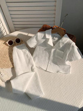 SHEIN LMoss Kids طقم ملابس للأطفال البنين بأسلوب كوري عادي بسيط من قطعتين، قميص ذو أكمام قصيرة طوق جاكار وبنطلون واسع طويل، مناسب للارتداء اليومي والإجازات والأنشطة الخارجية الصيفية