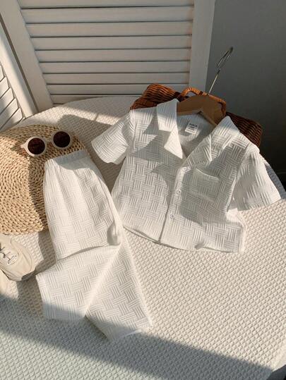SHEIN LMoss Kids طقم ملابس للأطفال البنين بأسلوب كوري عادي بسيط من قطعتين، قميص ذو أكمام قصيرة طوق جاكار وبنطلون واسع طويل، مناسب للارتداء اليومي والإجازات والأنشطة الخارجية الصيفية