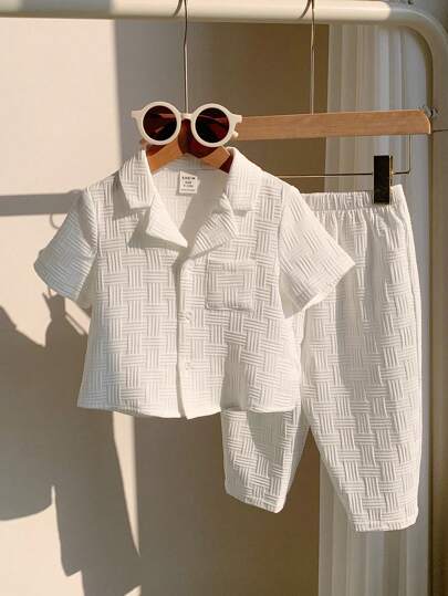SHEIN LMoss Kids طقم ملابس للأطفال البنين بأسلوب كوري عادي بسيط من قطعتين، قميص ذو أكمام قصيرة طوق جاكار وبنطلون واسع طويل، مناسب للارتداء اليومي والإجازات والأنشطة الخارجية الصيفية