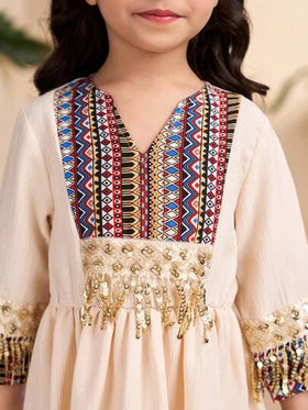 SHEIN رمضان فستان بأكمام طويلة ذو طباعة توتم كلاسيكية للفتاة بلون المشمش، مناسب للعطلات والمناسبات غير الرسمية في الربيع والصيف