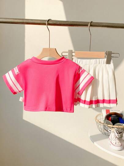 SHEIN Playful Pals مجموعة لفتيات الرضع/الأطفال الصغار (0-3 سنوات) ، تتكون من تي شيرت تريكو برقبة على شكل حرف V باللون الفوشيا بأكمام قصيرة وتنورة مطوية ،مجموعة ملابس فاشنية