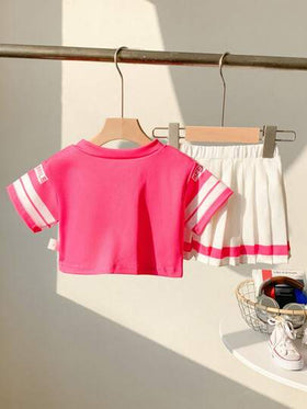 SHEIN Playful Pals مجموعة لفتيات الرضع/الأطفال الصغار (0-3 سنوات) ، تتكون من تي شيرت تريكو برقبة على شكل حرف V باللون الفوشيا بأكمام قصيرة وتنورة مطوية ،مجموعة ملابس فاشنية