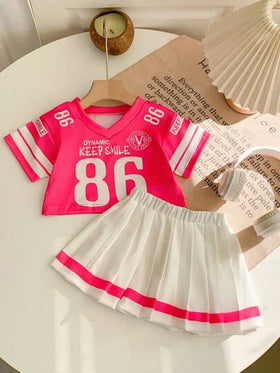 SHEIN Playful Pals مجموعة لفتيات الرضع/الأطفال الصغار (0-3 سنوات) ، تتكون من تي شيرت تريكو برقبة على شكل حرف V باللون الفوشيا بأكمام قصيرة وتنورة مطوية ،مجموعة ملابس فاشنية
