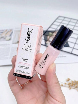 Yves Saint Laurent سيروم YVES SAINT LAURENT / YSL [ميني] PURE SHOTS LIGHT UP ذو حجم 7 مل - سيروم مضيء يفتح ويحسن لون البشرة فورًا. مفتح، خالٍ من البارابين والكبريتات، خفيف الوزن.