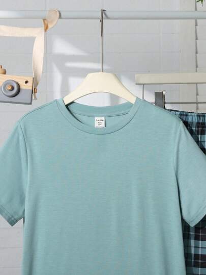 SHEIN طقم نوم مكون من تي شيرت بفتحة رقبة دائرية وأكمام قصيرة وشورت بيجاما بأنماط مربعات - مجموعتان لشباب المراهقين (تين) بطراز بسيط وكاجوال
