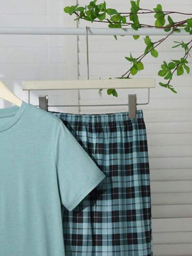 SHEIN طقم نوم مكون من تي شيرت بفتحة رقبة دائرية وأكمام قصيرة وشورت بيجاما بأنماط مربعات - مجموعتان لشباب المراهقين (تين) بطراز بسيط وكاجوال