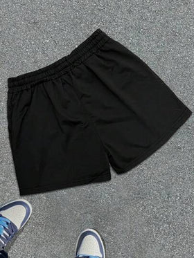 Manfinity Homme شورت رياضي بخصر رباط مطبوع بحروف مريح للشباب العصريين، شورت كرة السلة الرياضي