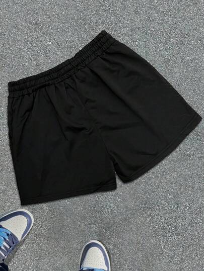 Manfinity Homme شورت رياضي بخصر رباط مطبوع بحروف مريح للشباب العصريين، شورت كرة السلة الرياضي