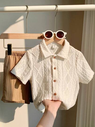 SHEIN مجموعة فتيان كاجوال بطراز جامعي - 2 قطعة كارديجان بأكمام قصيرة من اللون الأبيض الصلب ذو تريكو أملس وياقة مستديرة ناعمة والقصير ذو تباين لون الخاكي قابل للطي في الحافة المريحة، مناسب للربيع والصيف اليومي، المدرسة، السفر، العطلات والحفلات