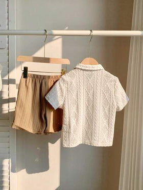 SHEIN مجموعة فتيان كاجوال بطراز جامعي - 2 قطعة كارديجان بأكمام قصيرة من اللون الأبيض الصلب ذو تريكو أملس وياقة مستديرة ناعمة والقصير ذو تباين لون الخاكي قابل للطي في الحافة المريحة، مناسب للربيع والصيف اليومي، المدرسة، السفر، العطلات والحفلات