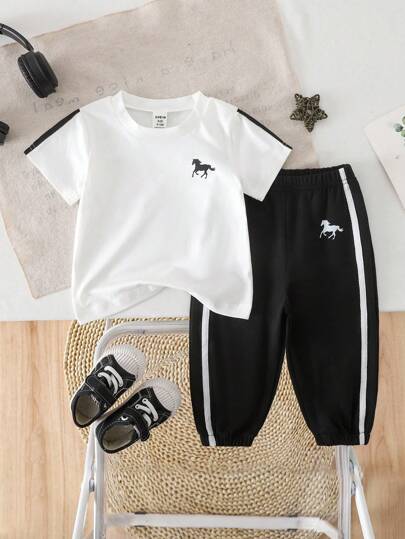 SHEIN Playful Pals مجموعة بنطال وتي شيرت أكمام قصيرة للأطفال البنين 2 قطعة، باللونين الأسود والأبيض، مزين بأشرطة جانبية وطباعة خيول، عصري ورائع للارتداء الداخلي والخارجي صيفًا