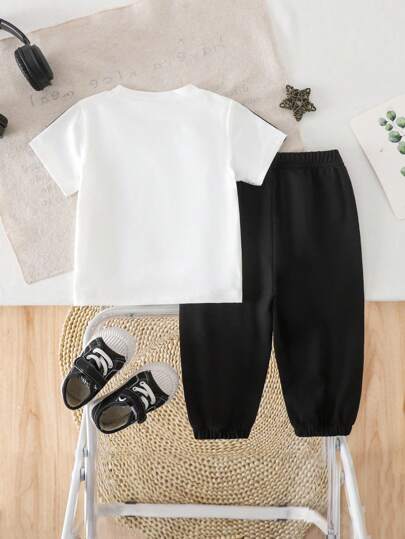 SHEIN Playful Pals مجموعة بنطال وتي شيرت أكمام قصيرة للأطفال البنين 2 قطعة، باللونين الأسود والأبيض، مزين بأشرطة جانبية وطباعة خيول، عصري ورائع للارتداء الداخلي والخارجي صيفًا