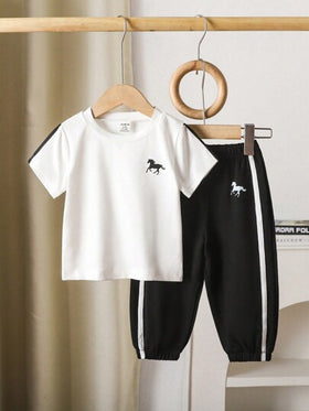 SHEIN Playful Pals مجموعة بنطال وتي شيرت أكمام قصيرة للأطفال البنين 2 قطعة، باللونين الأسود والأبيض، مزين بأشرطة جانبية وطباعة خيول، عصري ورائع للارتداء الداخلي والخارجي صيفًا