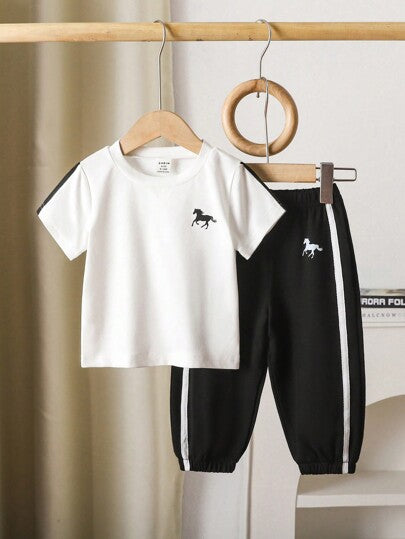SHEIN Playful Pals مجموعة بنطال وتي شيرت أكمام قصيرة للأطفال البنين 2 قطعة، باللونين الأسود والأبيض، مزين بأشرطة جانبية وطباعة خيول، عصري ورائع للارتداء الداخلي والخارجي صيفًا