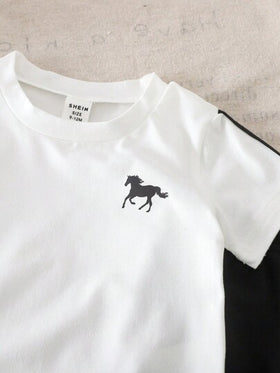 SHEIN Playful Pals مجموعة بنطال وتي شيرت أكمام قصيرة للأطفال البنين 2 قطعة، باللونين الأسود والأبيض، مزين بأشرطة جانبية وطباعة خيول، عصري ورائع للارتداء الداخلي والخارجي صيفًا