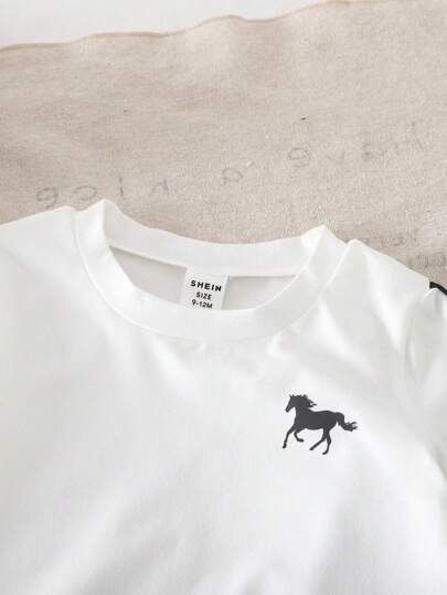 SHEIN Playful Pals مجموعة بنطال وتي شيرت أكمام قصيرة للأطفال البنين 2 قطعة، باللونين الأسود والأبيض، مزين بأشرطة جانبية وطباعة خيول، عصري ورائع للارتداء الداخلي والخارجي صيفًا