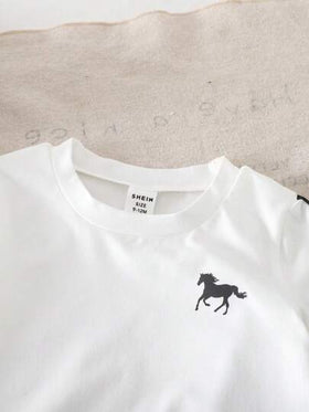 SHEIN Playful Pals مجموعة بنطال وتي شيرت أكمام قصيرة للأطفال البنين 2 قطعة، باللونين الأسود والأبيض، مزين بأشرطة جانبية وطباعة خيول، عصري ورائع للارتداء الداخلي والخارجي صيفًا