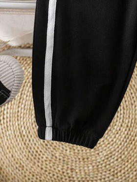 SHEIN Playful Pals مجموعة بنطال وتي شيرت أكمام قصيرة للأطفال البنين 2 قطعة، باللونين الأسود والأبيض، مزين بأشرطة جانبية وطباعة خيول، عصري ورائع للارتداء الداخلي والخارجي صيفًا