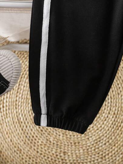 SHEIN Playful Pals مجموعة بنطال وتي شيرت أكمام قصيرة للأطفال البنين 2 قطعة، باللونين الأسود والأبيض، مزين بأشرطة جانبية وطباعة خيول، عصري ورائع للارتداء الداخلي والخارجي صيفًا