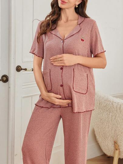 Shein Underwear&Sleepwear Maternity 2 قطعة / مجموعة كارديجان بأزرار ذات لون متباين وأكمام قصيرة وبنطلون، بيجامات حمل مطرزة بشرايط الكرز ذات جيوب