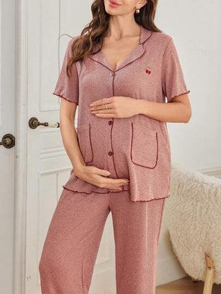 Shein Underwear&Sleepwear Maternity 2 قطعة / مجموعة كارديجان بأزرار ذات لون متباين وأكمام قصيرة وبنطلون، بيجامات حمل مطرزة بشرايط الكرز ذات جيوب