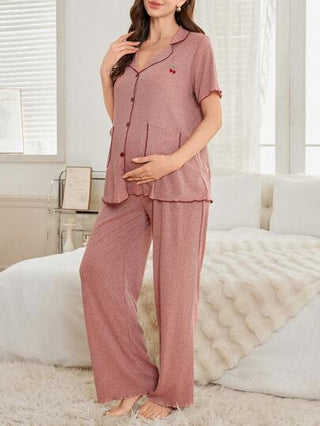 Shein Underwear&Sleepwear Maternity 2 قطعة / مجموعة كارديجان بأزرار ذات لون متباين وأكمام قصيرة وبنطلون، بيجامات حمل مطرزة بشرايط الكرز ذات جيوب