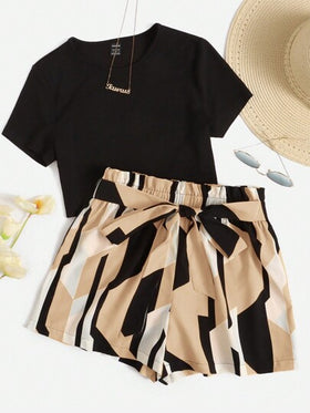 SHEIN Essnce 2 قطعة مجموعة ملابس علوية أكمام قصيرة وشورت بلون واحد للنساء، تصميم بسيط للارتداء اليومي العادي