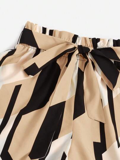 SHEIN Essnce 2 قطعة مجموعة ملابس علوية أكمام قصيرة وشورت بلون واحد للنساء، تصميم بسيط للارتداء اليومي العادي