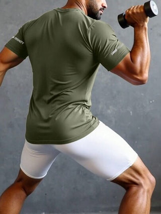 Manfinity Sport Polished تي شيرت رياضي قصير الأكمام للرجال مطبوع عليه شعار