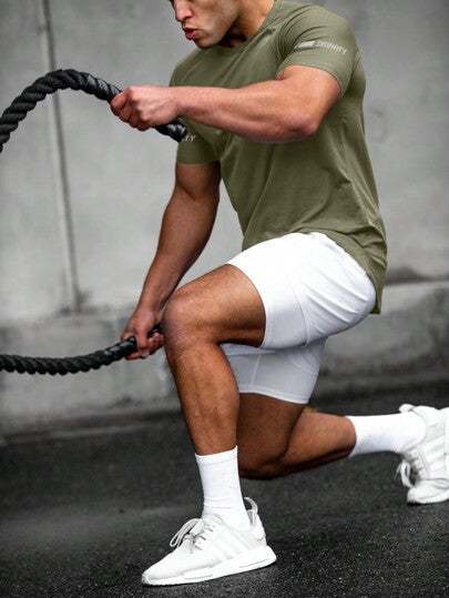 Manfinity Sport Polished تي شيرت رياضي قصير الأكمام للرجال مطبوع عليه شعار