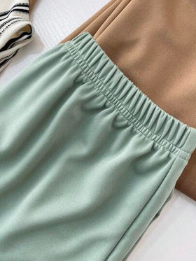 SHEIN مجموعة 4 قطع لصبي ما قبل المراهقة، تي شيرت بياقة طاقم مطبوع بخطوط وبنطلون متناسق، مناسب للذهاب إلى العمل والمدرسة والمناسبات العادية والرياضة في الربيع والصيف