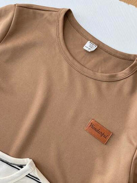SHEIN مجموعة 4 قطع لصبي ما قبل المراهقة، تي شيرت بياقة طاقم مطبوع بخطوط وبنطلون متناسق، مناسب للذهاب إلى العمل والمدرسة والمناسبات العادية والرياضة في الربيع والصيف