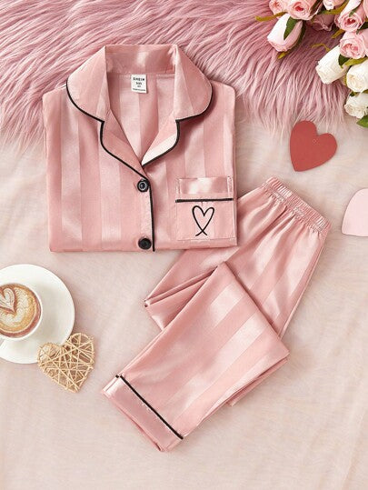 SHEIN 2 مجموعة بيجاما للفتيات الصغيرات مريحة بتطريز قلب، مصنوعة من قماش جاكار مخطط باللون الوردي، سروال طويل وأعلى أكمام قصيرة