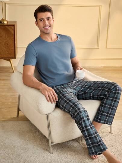 Manfinity Underwear&Sleepwear Basics طقم من ملابس علوية كم قصير أحادية اللون وبنطال مربعات للرجال