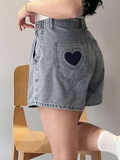 Dazy Petite Plus شورت جينز ذو لون أحادي مغسول بنمط قلوب، مناسب لكافة الفصول، شورت جينز صيفي
