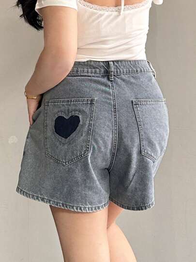 Dazy Petite Plus شورت جينز ذو لون أحادي مغسول بنمط قلوب، مناسب لكافة الفصول، شورت جينز صيفي
