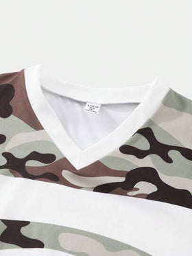 SHEIN تي شيرت بياقة طاقم بأكمام قصيرة للمراهقين، تصميم بياقة طاقم كلاسيكي، إبراز حواف البقع الكاموفلاج هو العنصر البارز، له تأثير بصري قوي وطابع أزياء فريد
