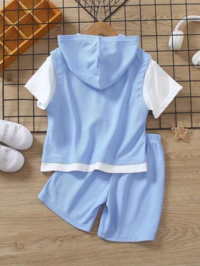 SHEIN Streecool Kids 2 قطعة مجموعة صيفية للأولاد، القميص كتان أزرق فاتح مزين بالنسيج المنسوج المحبوك، والشورت من القطن الأبيض مع ألوان متباينة، طراز رياضي مناسب للارتداء اليومي والإجازة والرياضة والمدرسة والعطلات