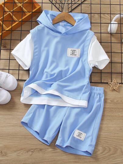 SHEIN Streecool Kids 2 قطعة مجموعة صيفية للأولاد، القميص كتان أزرق فاتح مزين بالنسيج المنسوج المحبوك، والشورت من القطن الأبيض مع ألوان متباينة، طراز رياضي مناسب للارتداء اليومي والإجازة والرياضة والمدرسة والعطلات