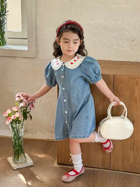 SHEIN Genkimix Kids فستان جينز كاجوال أنيق للفتاة الصغيرة، طويل الأكمام ذو أكمام منتفخة، صدر أحادي، قبة بيتر بان