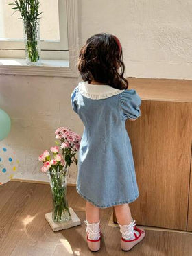 SHEIN Genkimix Kids فستان جينز كاجوال أنيق للفتاة الصغيرة، طويل الأكمام ذو أكمام منتفخة، صدر أحادي، قبة بيتر بان