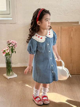 SHEIN Genkimix Kids فستان جينز كاجوال أنيق للفتاة الصغيرة، طويل الأكمام ذو أكمام منتفخة، صدر أحادي، قبة بيتر بان