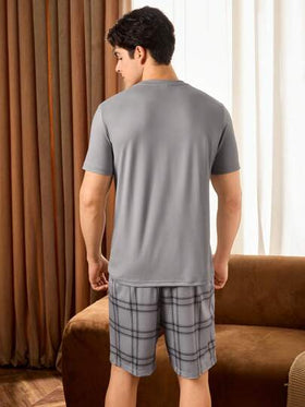 Manfinity Underwear&Sleepwear Basics مجموعة بيجاما رجالية مكونة من تي شيرت كم قصير جيب مربع والشورت قطعتين