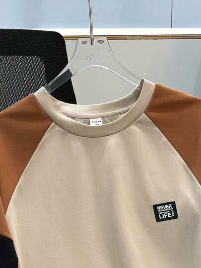SHEIN مجموعة تي شيرت وشورت كاجوال لفتيان المراهقين 2 قطعة، كم راجلان بألوان متباينة، أسلوب شارع بانك روك بالكلية للارتداء اليومي، الحفلات، مهرجانات الموسيقى، مناسبة للربيع والصيف