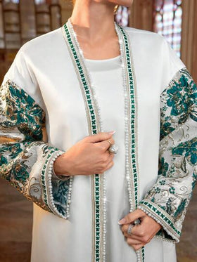 Al Najma معطف أنيق للمرأة من القماش المخطط بالجاكارد الأخضر، بأكمام مرقعة، وأمام مزين بشريط ذهبي، وطبعات بيضاء منسقة على الموديل، مناسب لفصل الربيع وعيد الحب، ثوب جميل محتشم