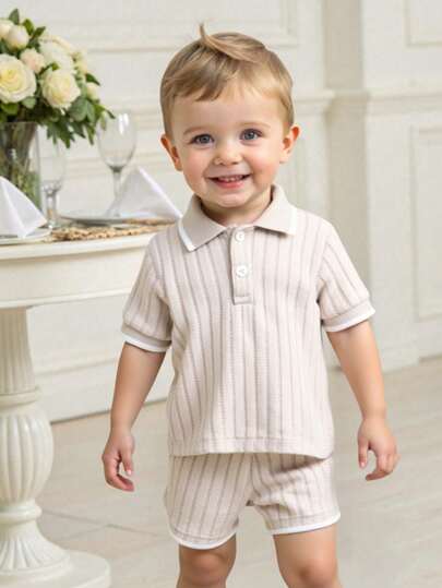 SHEIN LMoss Kids 2 قطعة طقم أولاد: ملابس علوية هنلي بأكمام قصيرة وياقة مطوية من القماش الناعم المحبوك ، وشورت بخصر مطاطي