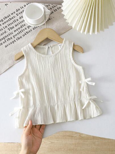 SHEIN Genkimix Kids ملابس علوية بدون أكمام لفتاة رضيعة / أطفال صغار 0-3 سنوات ، مناسبة للربيع والصيف للخروج اليومي، مصنوعة من نسيج مموج بخطوط مموجة باللون البيج/اللوز مع ربطة جانبية
