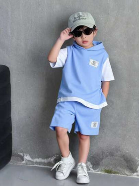 SHEIN Streecool Kids 2 قطعة مجموعة صيفية للأولاد، القميص كتان أزرق فاتح مزين بالنسيج المنسوج المحبوك، والشورت من القطن الأبيض مع ألوان متباينة، طراز رياضي مناسب للارتداء اليومي والإجازة والرياضة والمدرسة والعطلات